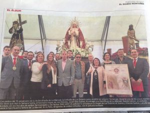 El Hermano Mayor de la Cofradía de los Dolores entrega un pañuelo conmemorativo del 75 aniversario de la Cofradía de la Merced