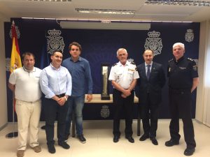 Entrega de la vela con el nombre de los Policías fallecidos en acto de servicio de la Policía Nacional